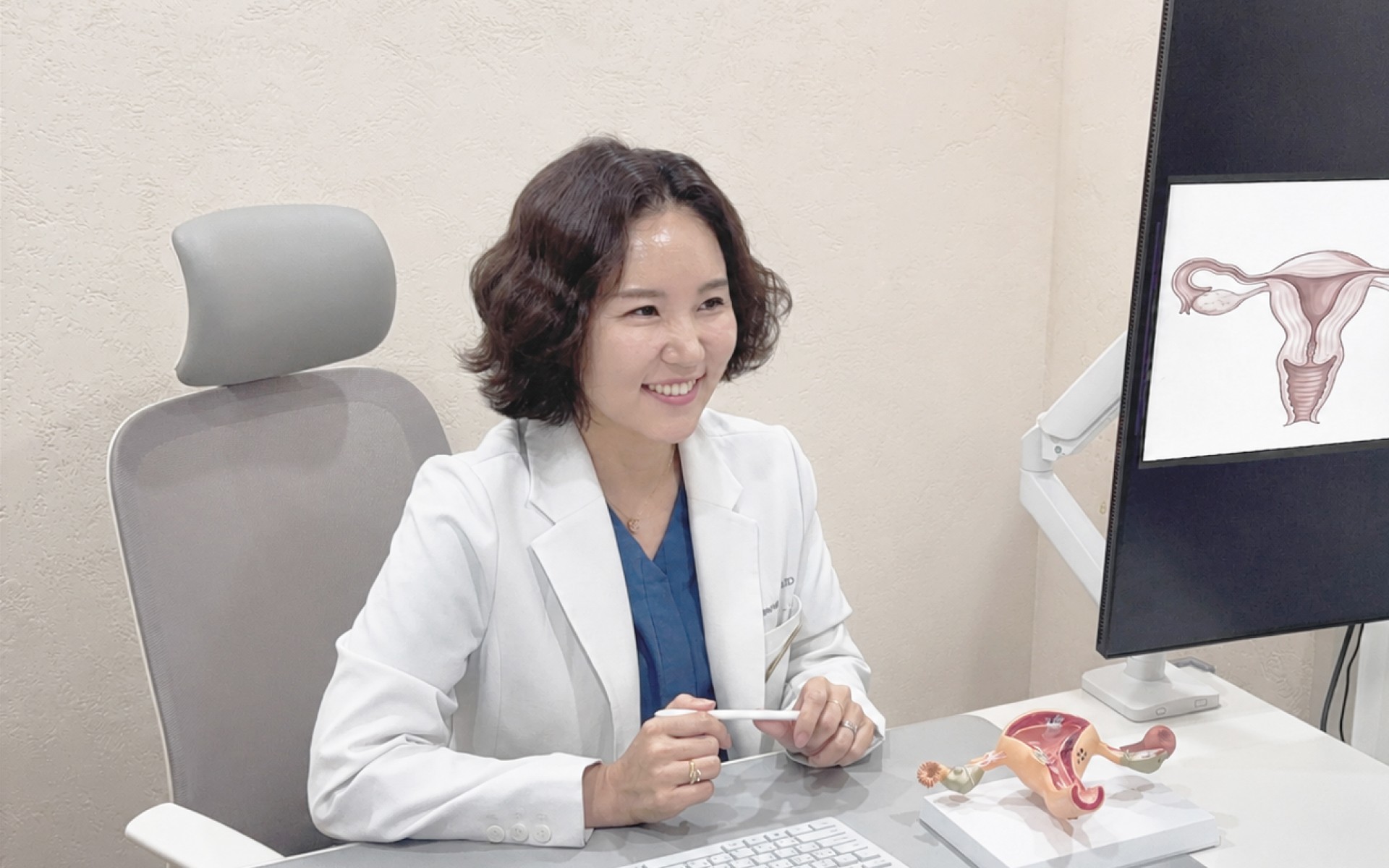진료 공간에서 상담하는 산부인과 전문의 김도영 원장
