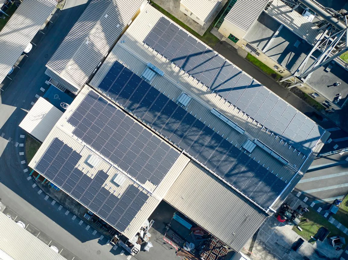 Vue aérienne par drone d'installations photovoltaïques sur bâtiments industriels au 974 — Transition énergétique