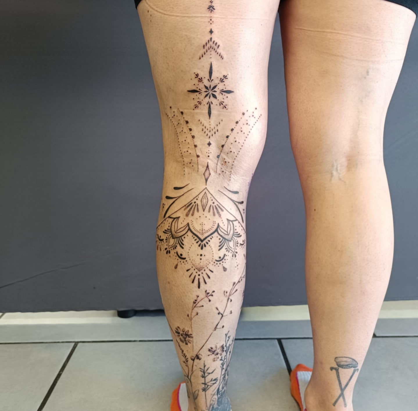 tatouage jambe entière forme abstraites 