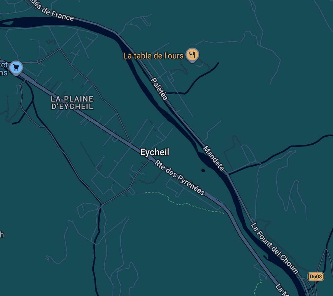 Toiture en tuile canal d'une maison de village à Eycheil en Ariège avec colline boisée en fond