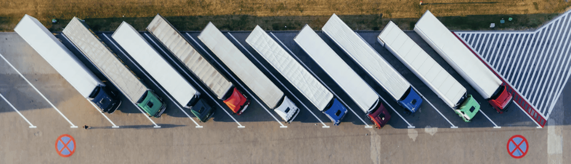 Camion in sosta pronti per spedizioni internazionali, con documentazione doganale e moduli CN22 e CN23 per il trasporto merci fuori dall'UE.