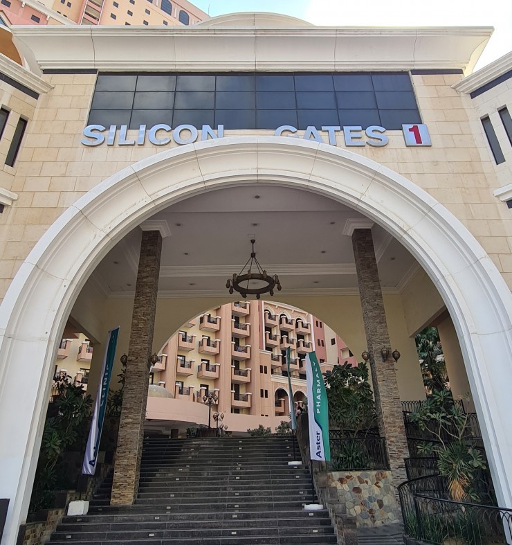 Wide-angle shot of Silicon Gates in Dubai, showcasing flexible property options with our agency.