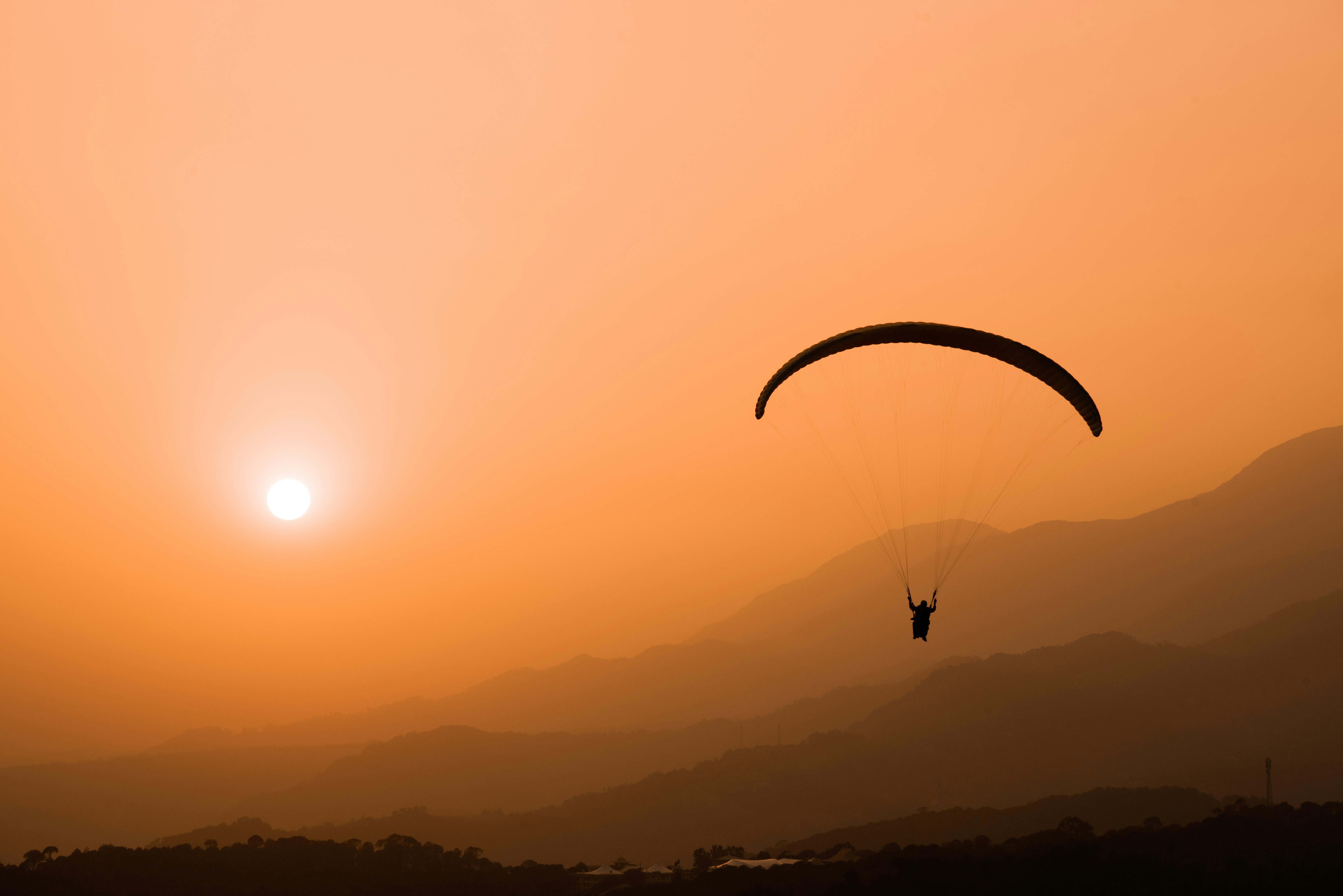 Paragliding als Symbol für die Absicherung von Ärztinnen und Ärzten