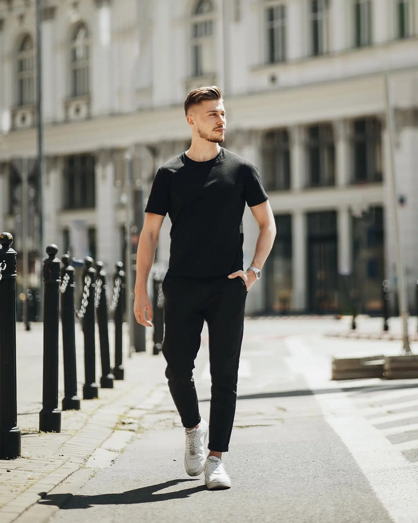 lasse landeck geht auftrecht und selbstbewusst  auf dem gehweg