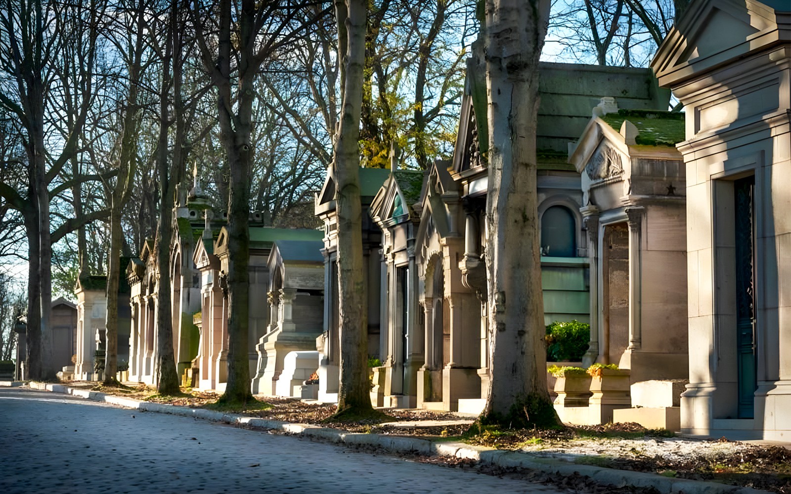 Cementerio Père Lachaise en París, tumbas de celebridades famosas con guía de audio.