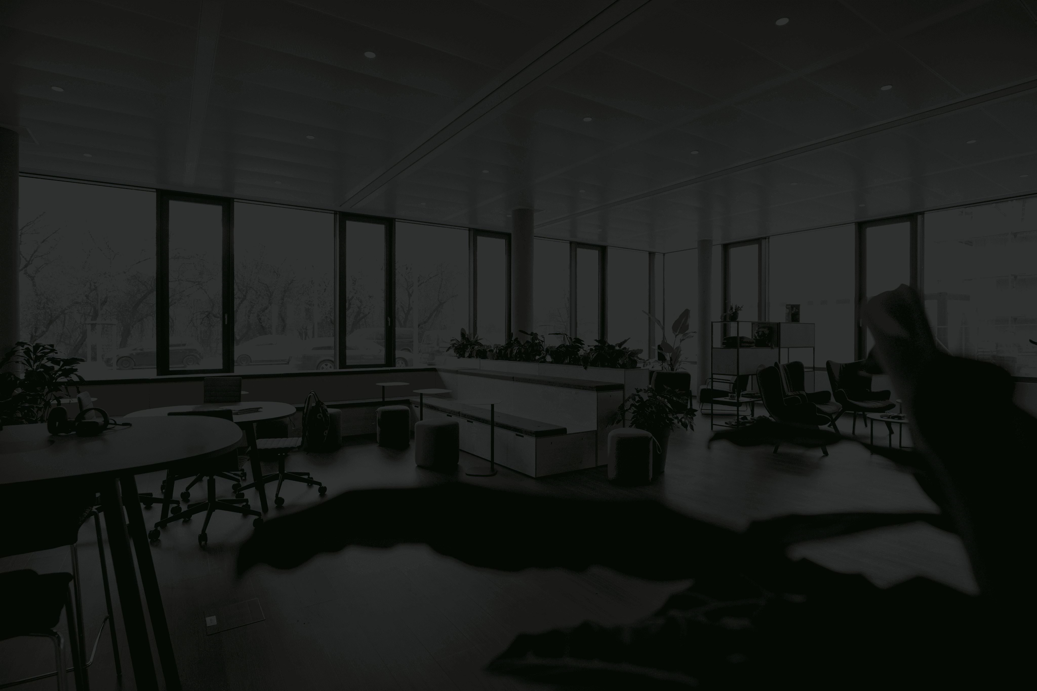 Lounge mit Workspaces in einem modernen Büro