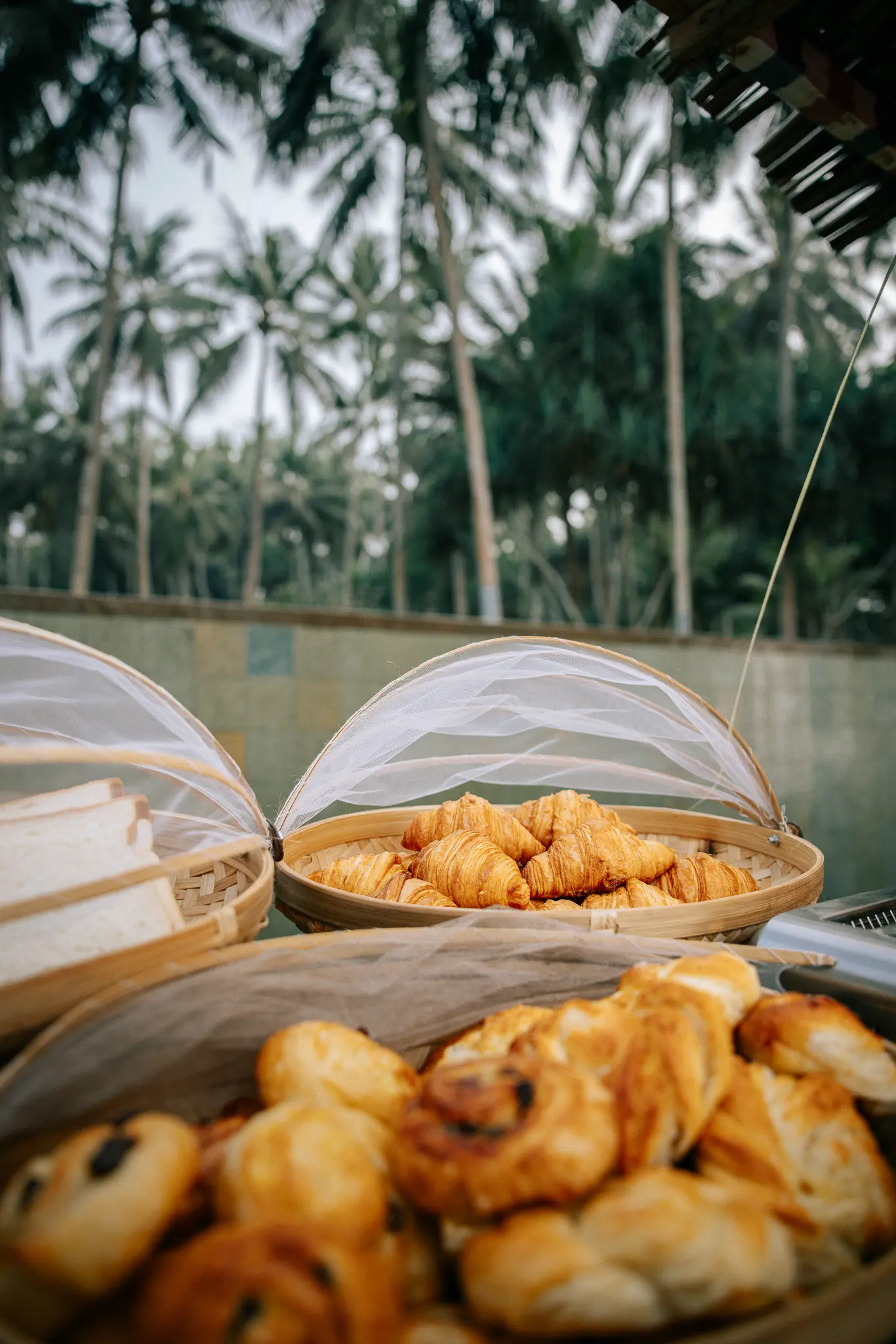 Frisches Gebäck unter Bambus-Hauben – Frühstück im tropischen Ambiente des Kelapa Retreat & Spa Resorts, Bali