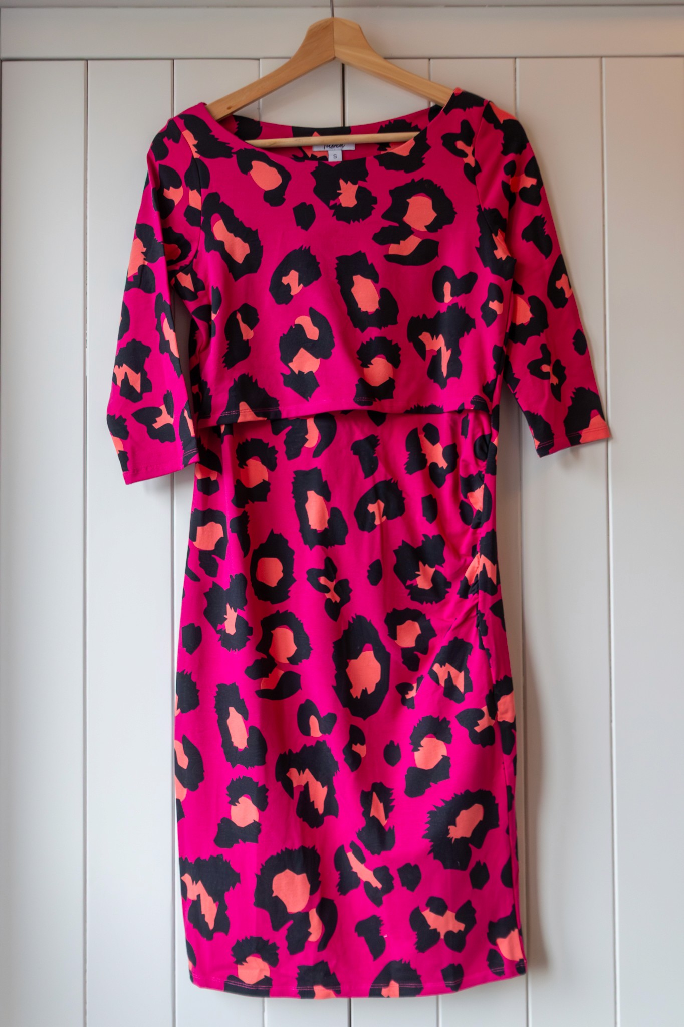 Zwangerschapsjurk Audrey Raspberry op hanger