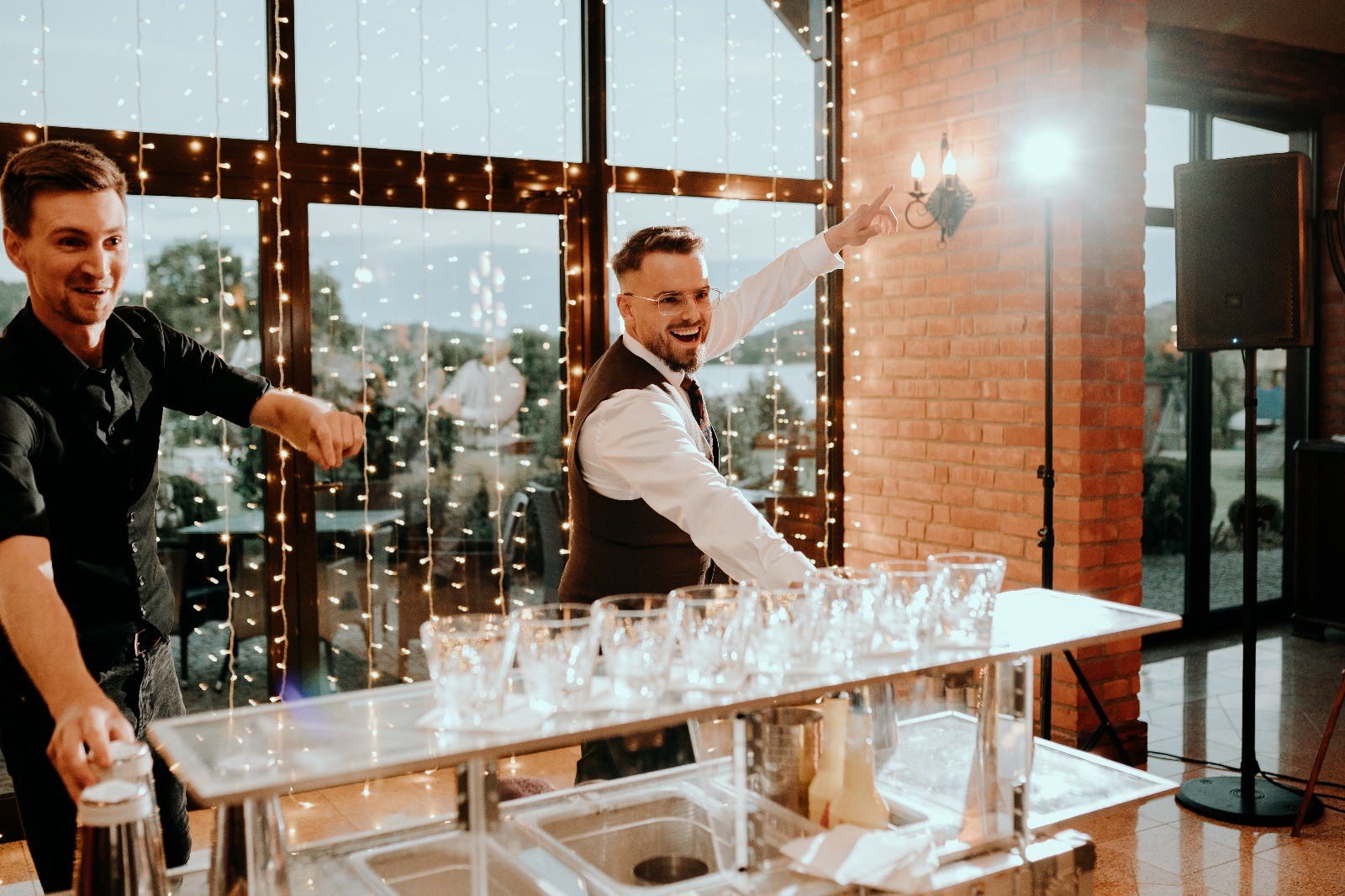 Barman na wesele zabawia gości pokazem barmańskim