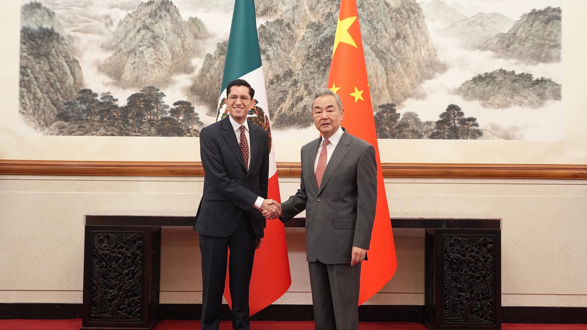 Foreign Secretary Roberto Velasco and Chinese Counterpart Wang Yi