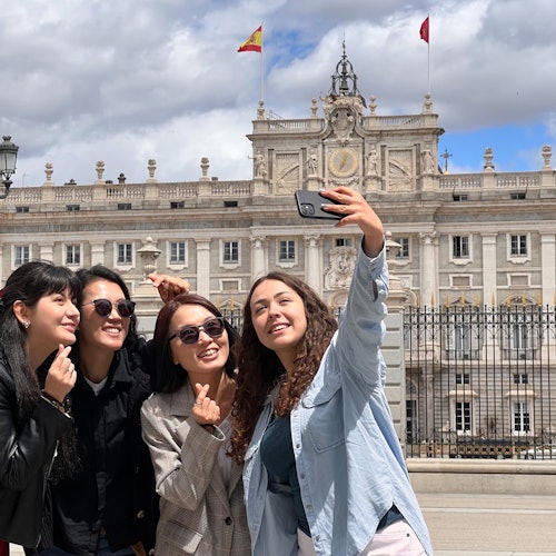 Група, която си прави снимка пред Кралския дворец в Мадрид