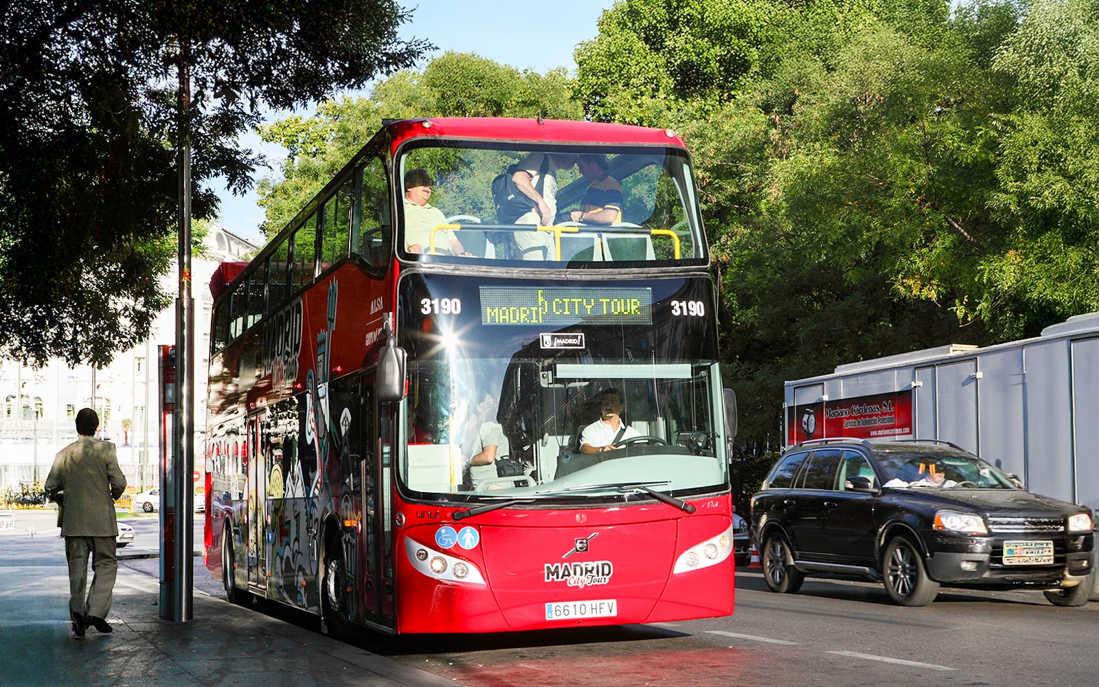 Autobus rosso a due piani per il tour Hop On Hop Off di Madrid parcheggiato in una strada cittadina.