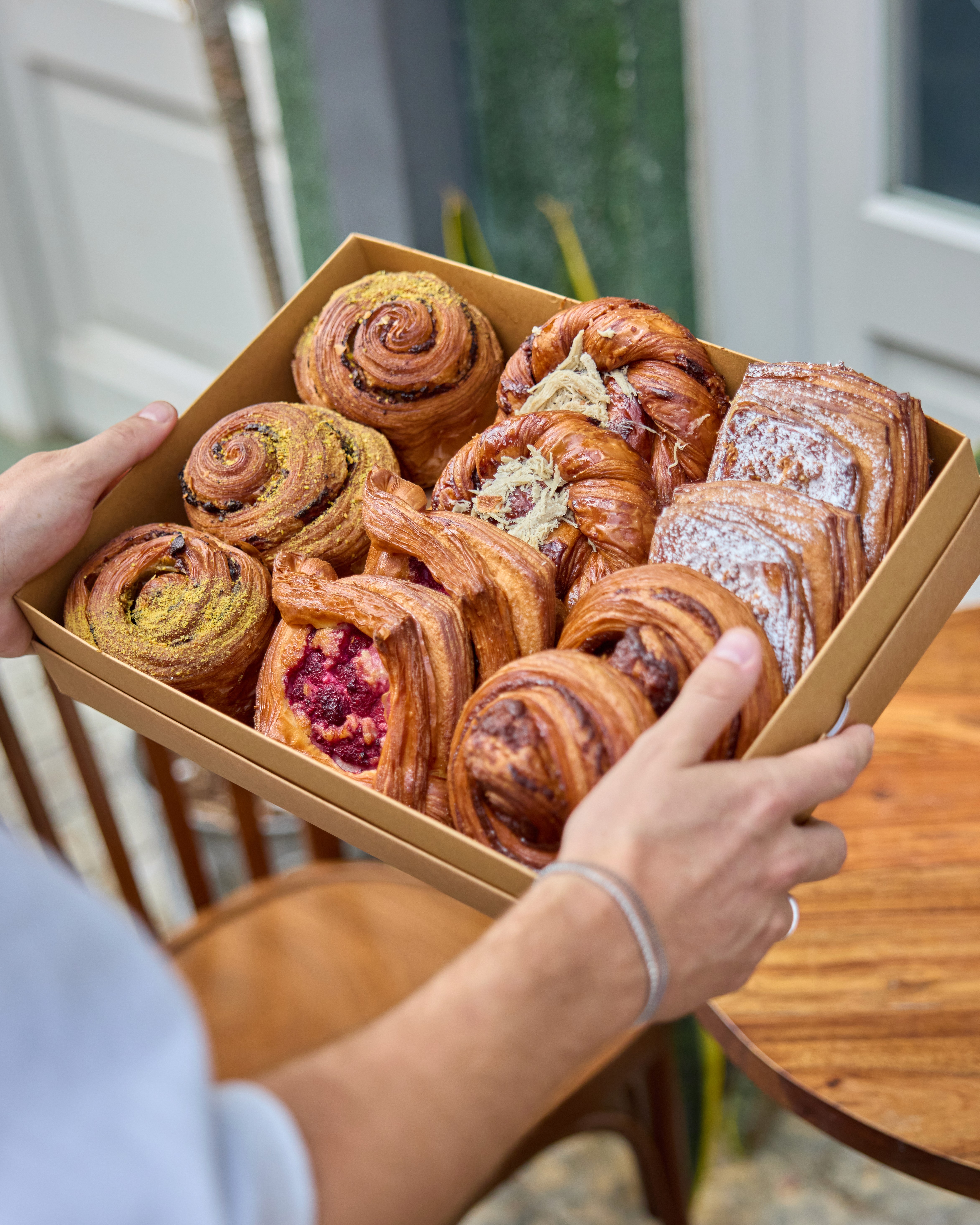 מגש אירוח חתן כלה חברות הייטק מאפים חמים טריים עם חמאה