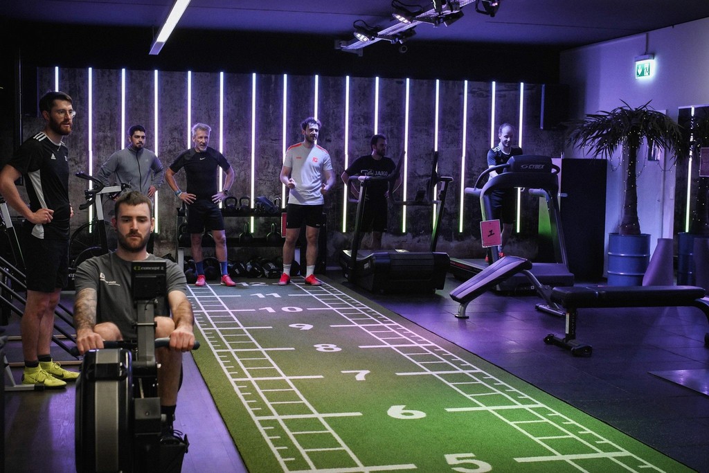 FC Grabs Mannschaft beim Krafttraining im Fitnessstudio Force Buchs SG