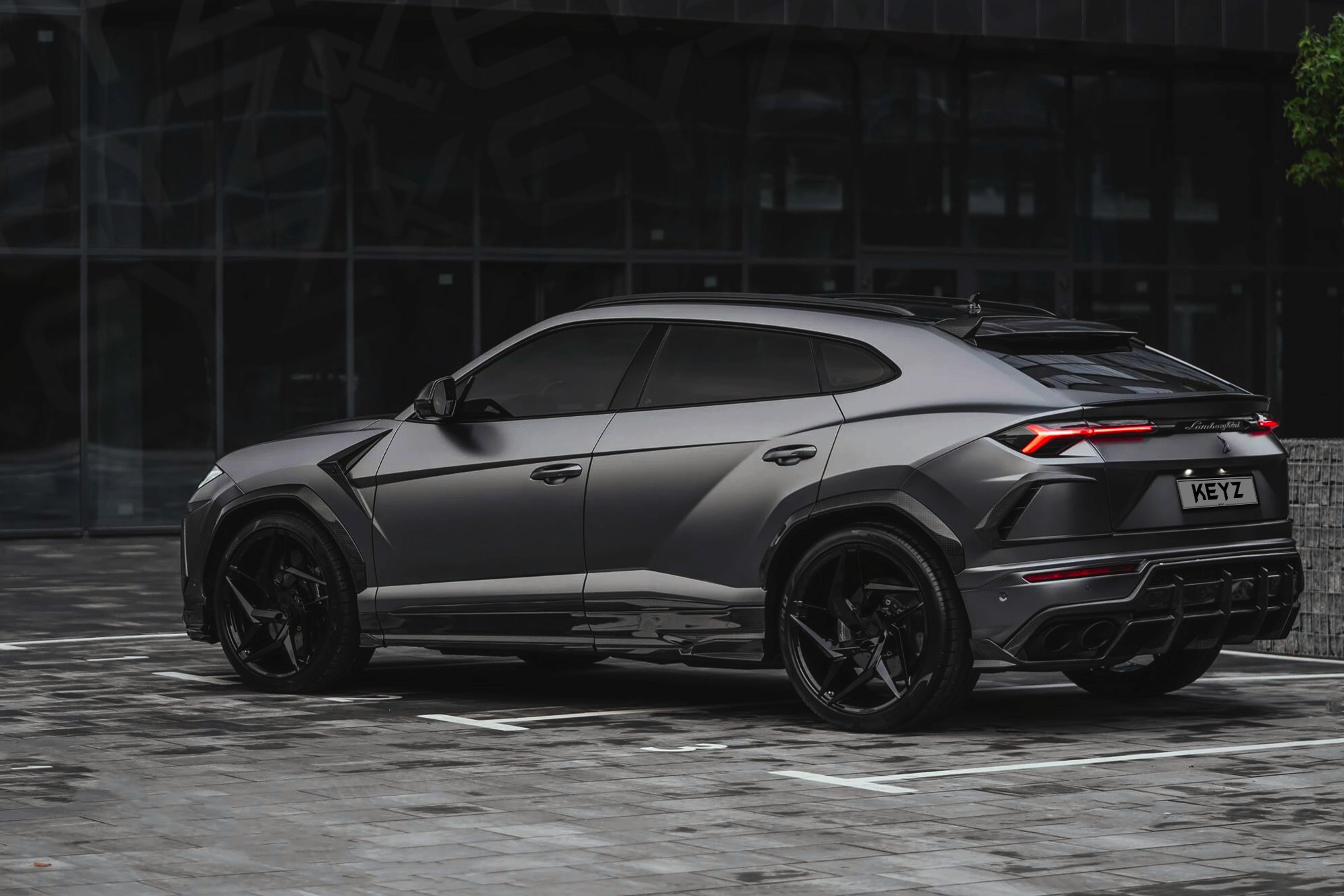 Vue extérieure arrière Lamborghini Urus Gris – Location SUV à Dubaï | Keyz Rent