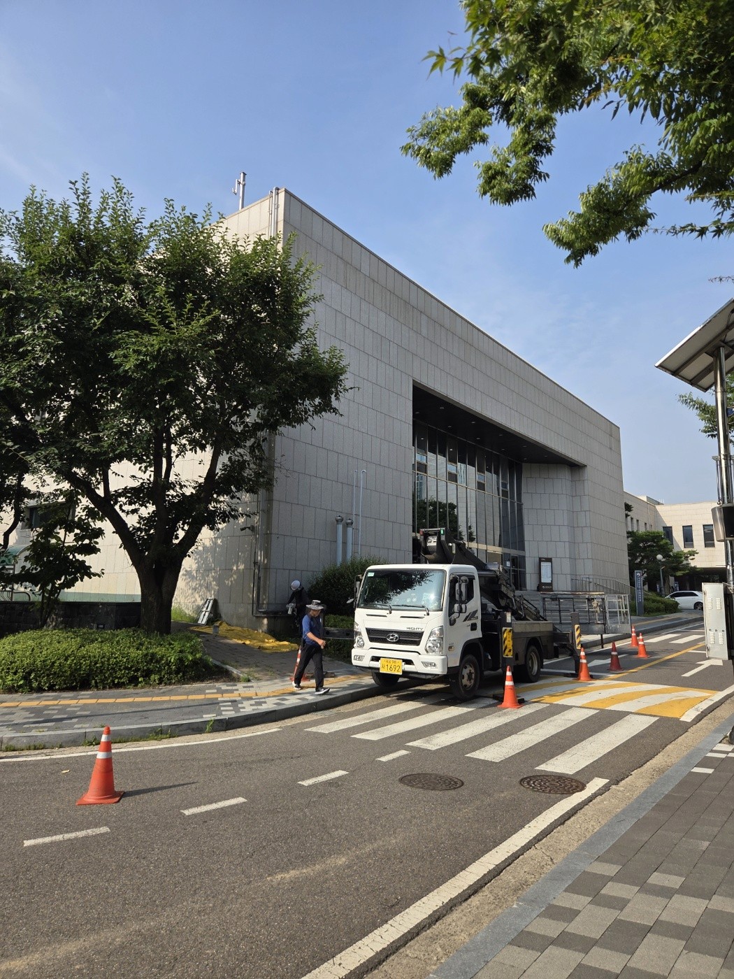 서초구 반포동 국립중앙도서관 스카이장비 이용 옥상 GHP 철거 작업 중 1│ 도시가스공사 신한울