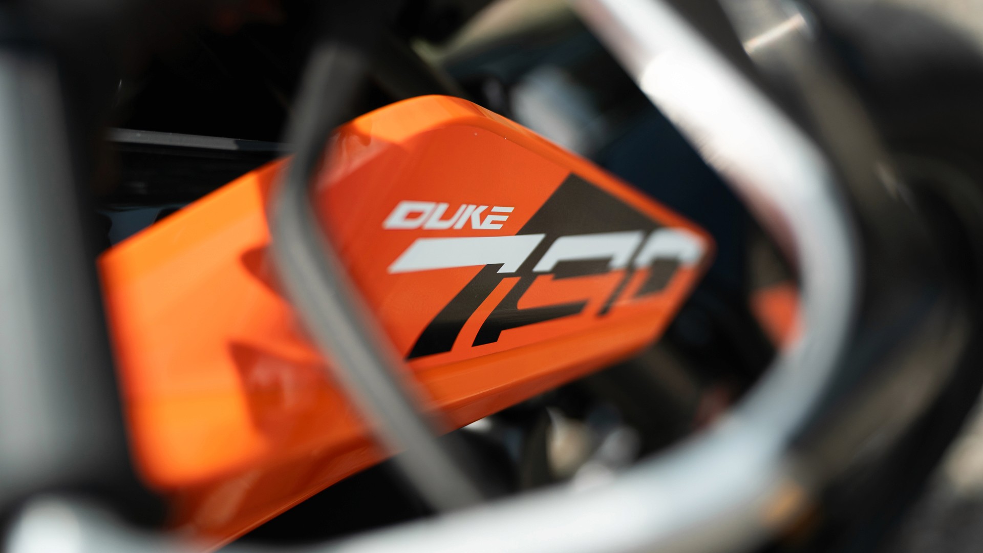 Detailshot KTM Duke 790 – sportliche Fahrzeugdetails für den Motorradführerschein Klasse A.