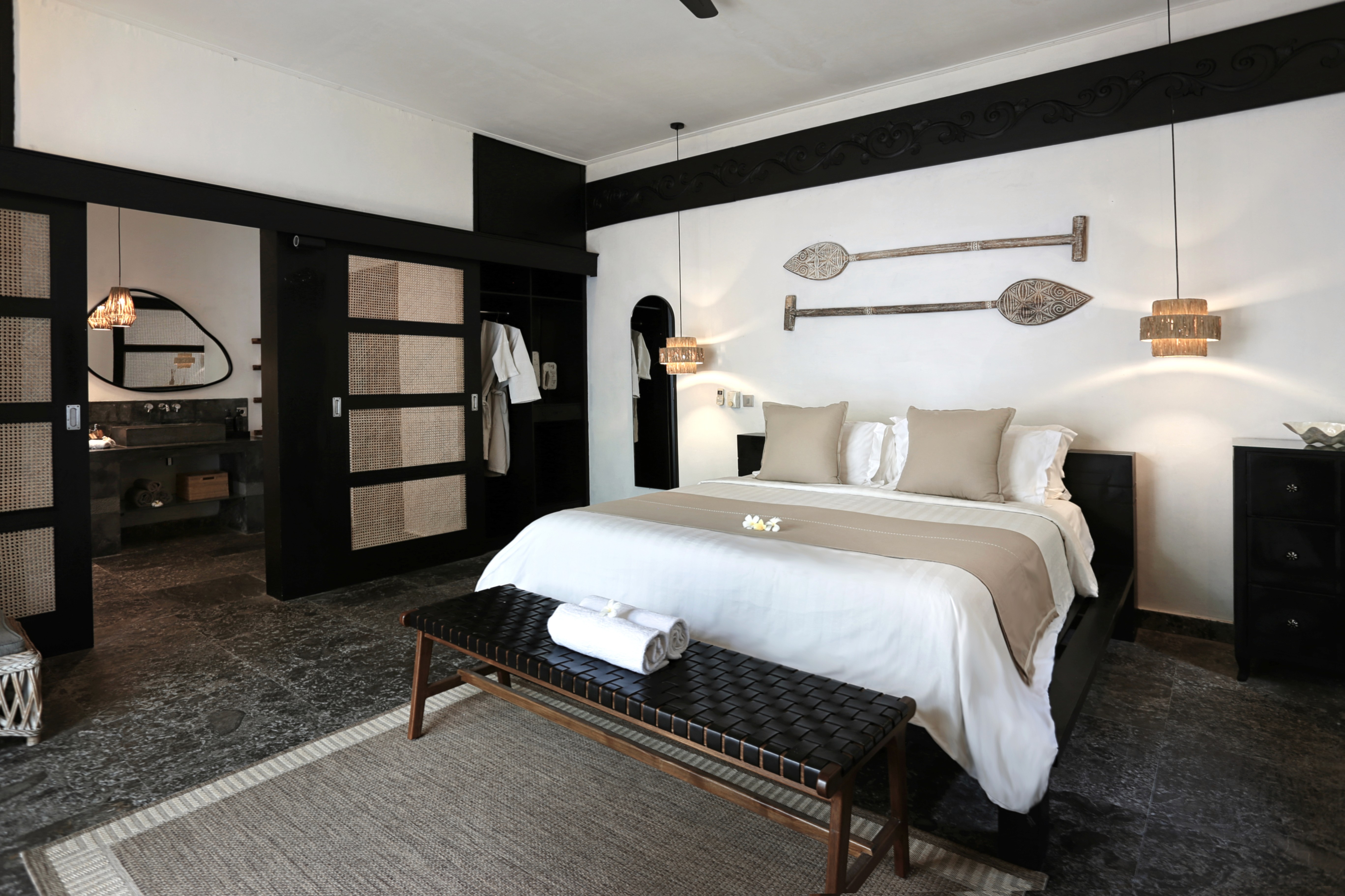 indiana-kenanga-deluxe-room-cozy-king-bed-modern-balinese-interior