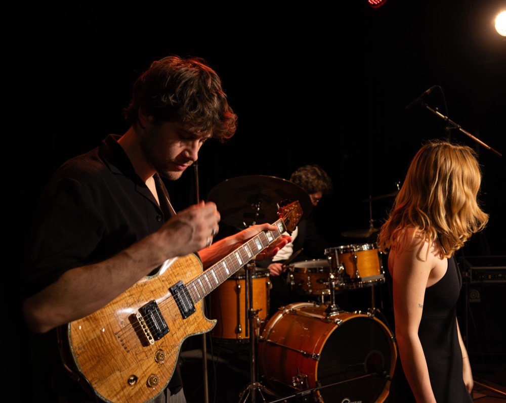 Photo du groupe Montcoeur en plein concert lors d'une soirée privée.
