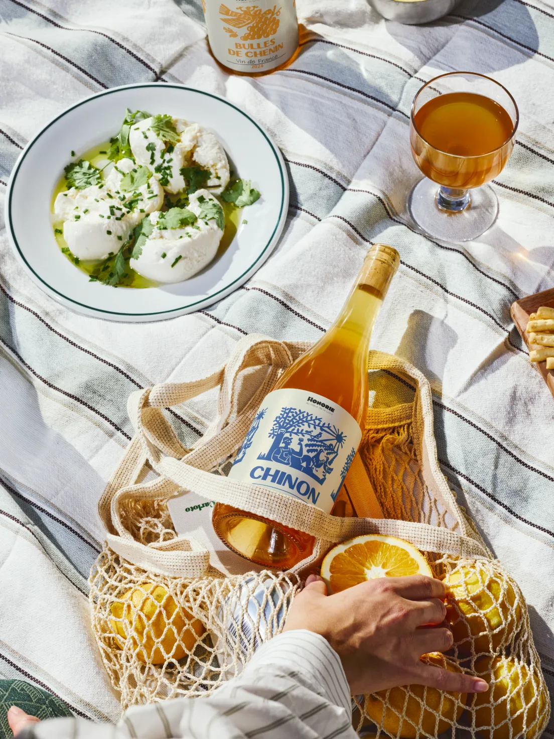 Bouteille de Chinon Honorie lors d’un pique-nique