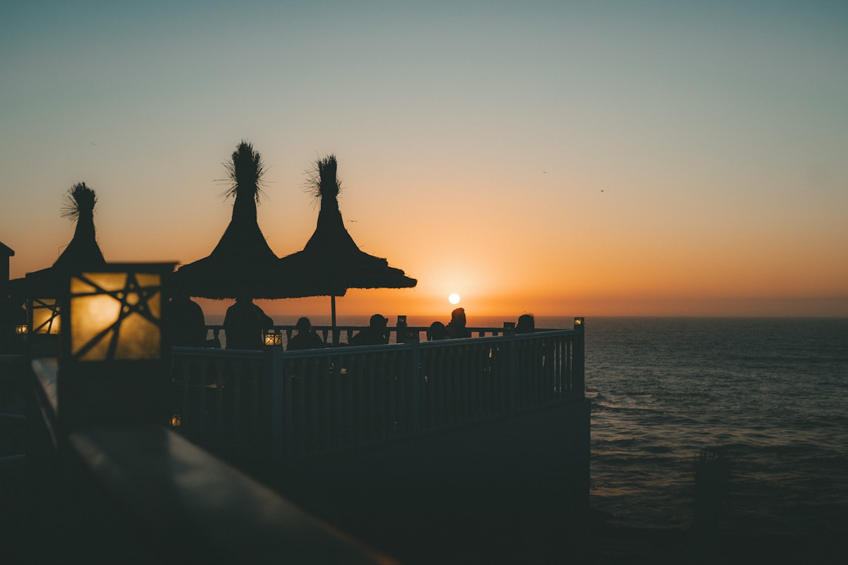 The cliff-edge sunset bar at last light