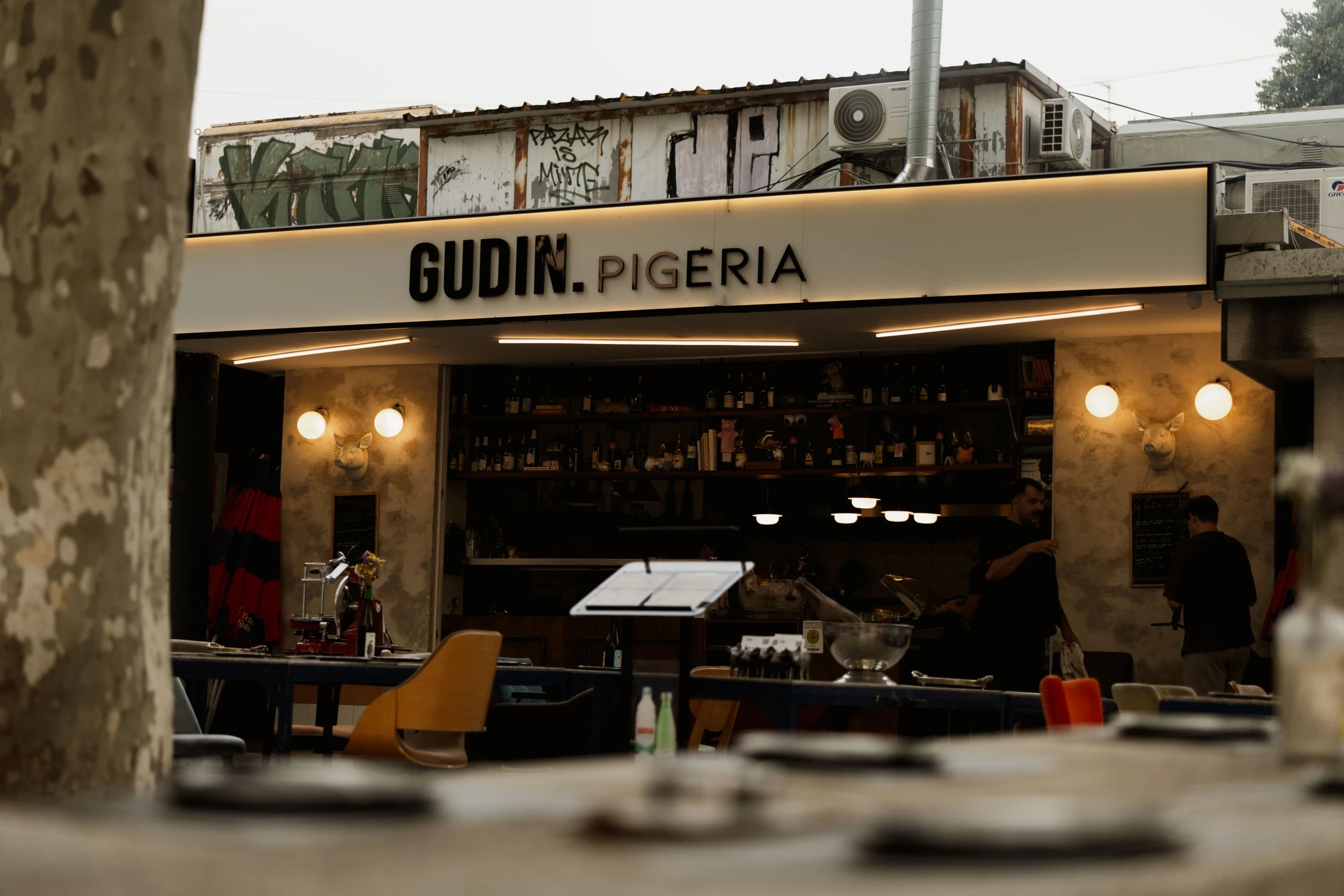 Gudin Pigeria na splitskom Pazaru, pogled na restoran i terasu