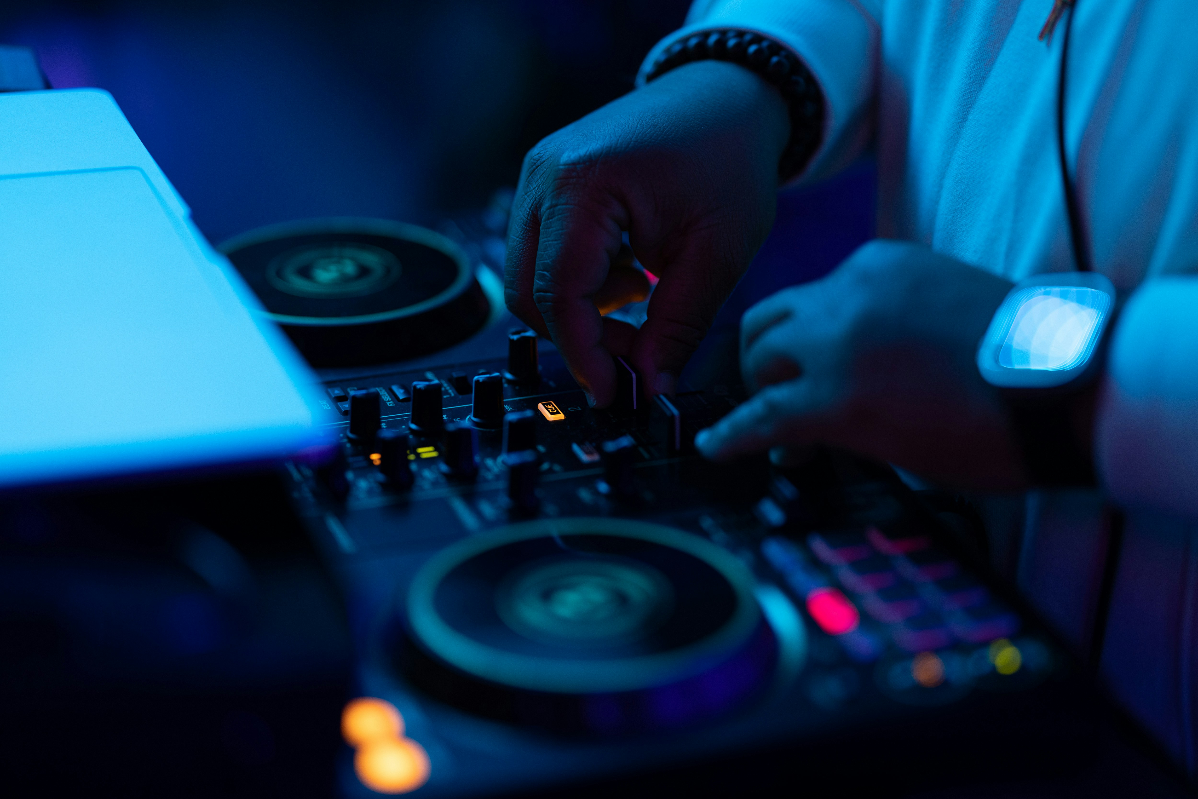 DJ making Music - Fl Studio Alternatives