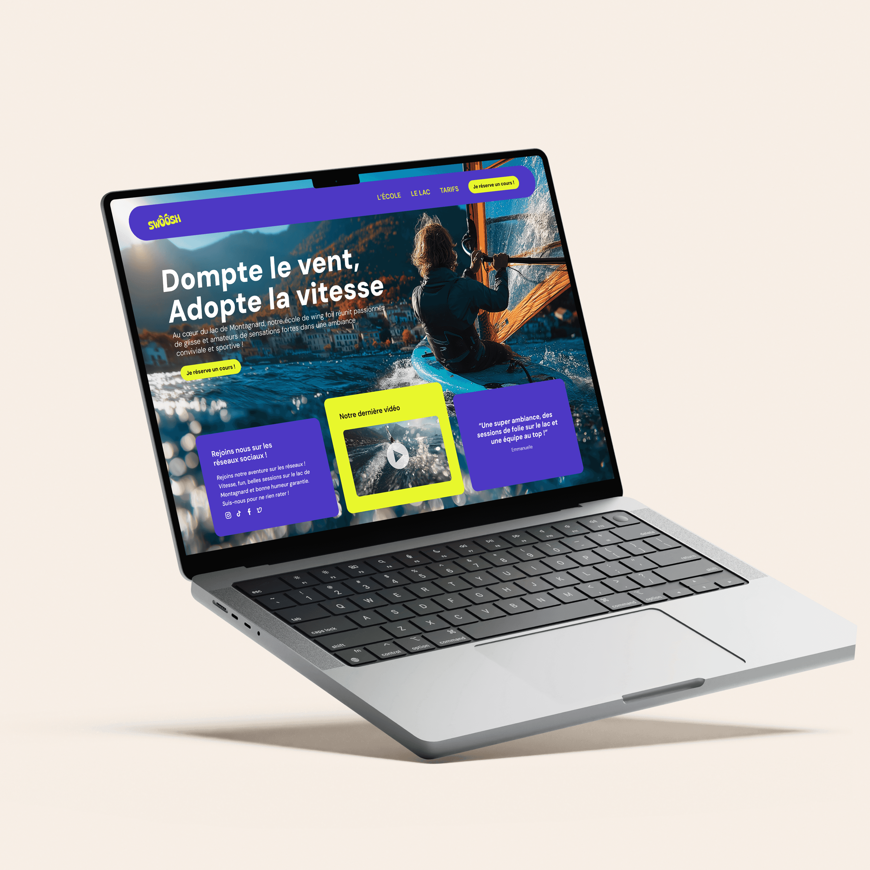 Mise en situation (mockup) de la section 'Chambres' du site web de Villa Wassim Marrakech, affiché sur un ordinateur portable MacBook Pro. La page présente les détails des hébergements (Superior Room, Deluxe Room) avec images de haute qualité, description du luxe, et prix. Le design de l'interface utilisateur (UI) est minimaliste, axé sur la clarté et l'élégance, utilisant des contrastes sombres et clairs. Ce visuel démontre l'expertise de Nux-Studio en Web Design, UI/UX et intégration de contenu pour les fiches produits et les services d'hôtellerie de luxe, facilitant la réservation en ligne.