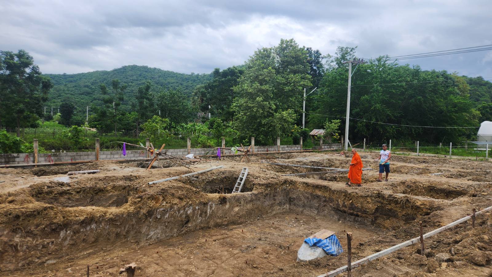 Crew preparing column cage