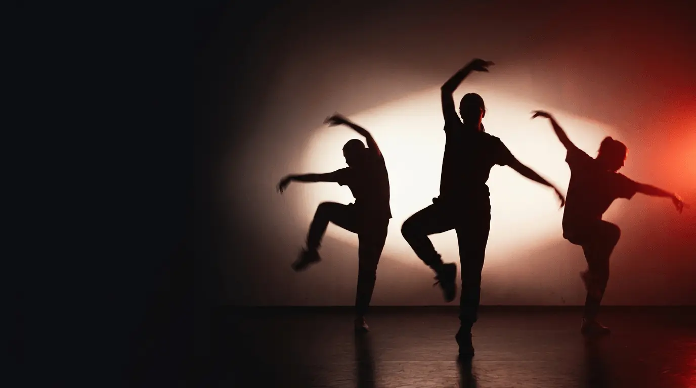 Siluety tanečníkov v pohybe, každý v inom štýle street dance, DOM Dance Centre Bratislava