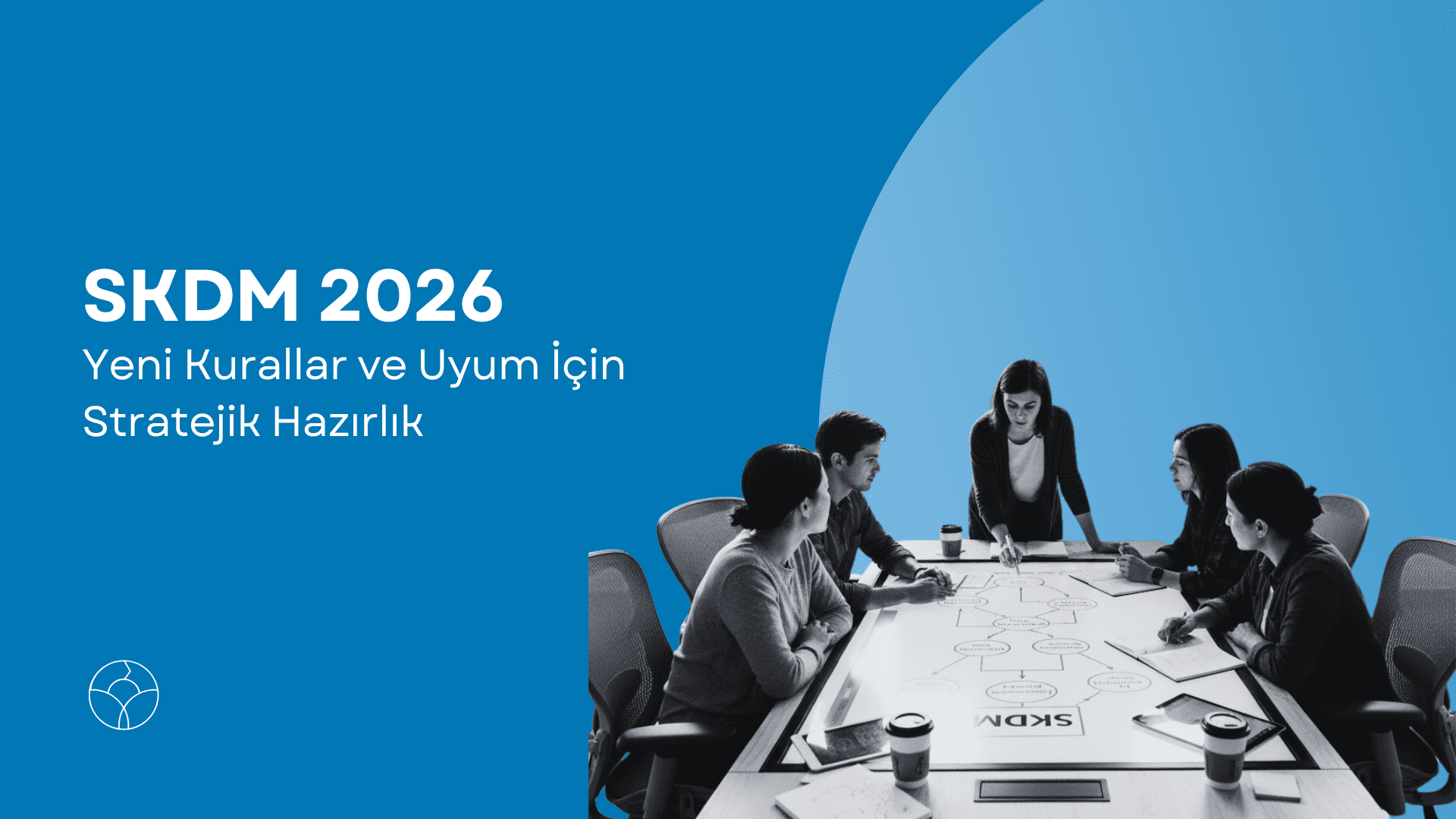 Mavi arka plan üzerinde beyaz renkle 'SKDM 2026: Yeni Kurallar ve Uyum İçin Stratejik Hazırlık' başlığının yer aldığı blog kapağı; sağ alt köşede bir masanın etrafında toplanmış, üzerinde SKDM diyagramı bulunan dairesel bir kompozisyon içinde çalışan profesyonel ekip görseli.