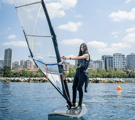 Femme loue une planche à voile sur jam