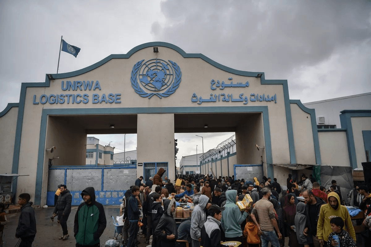 il’in Gazze’ye yönelik saldırıları nedeniyle Refah’taki UNRWA lojistik üssünün etrafına sığınmış olan Filistinli aileler, 13 Aralık 2023. [Fotoğraf: Abed Zagout/Anadolu Ajansı]