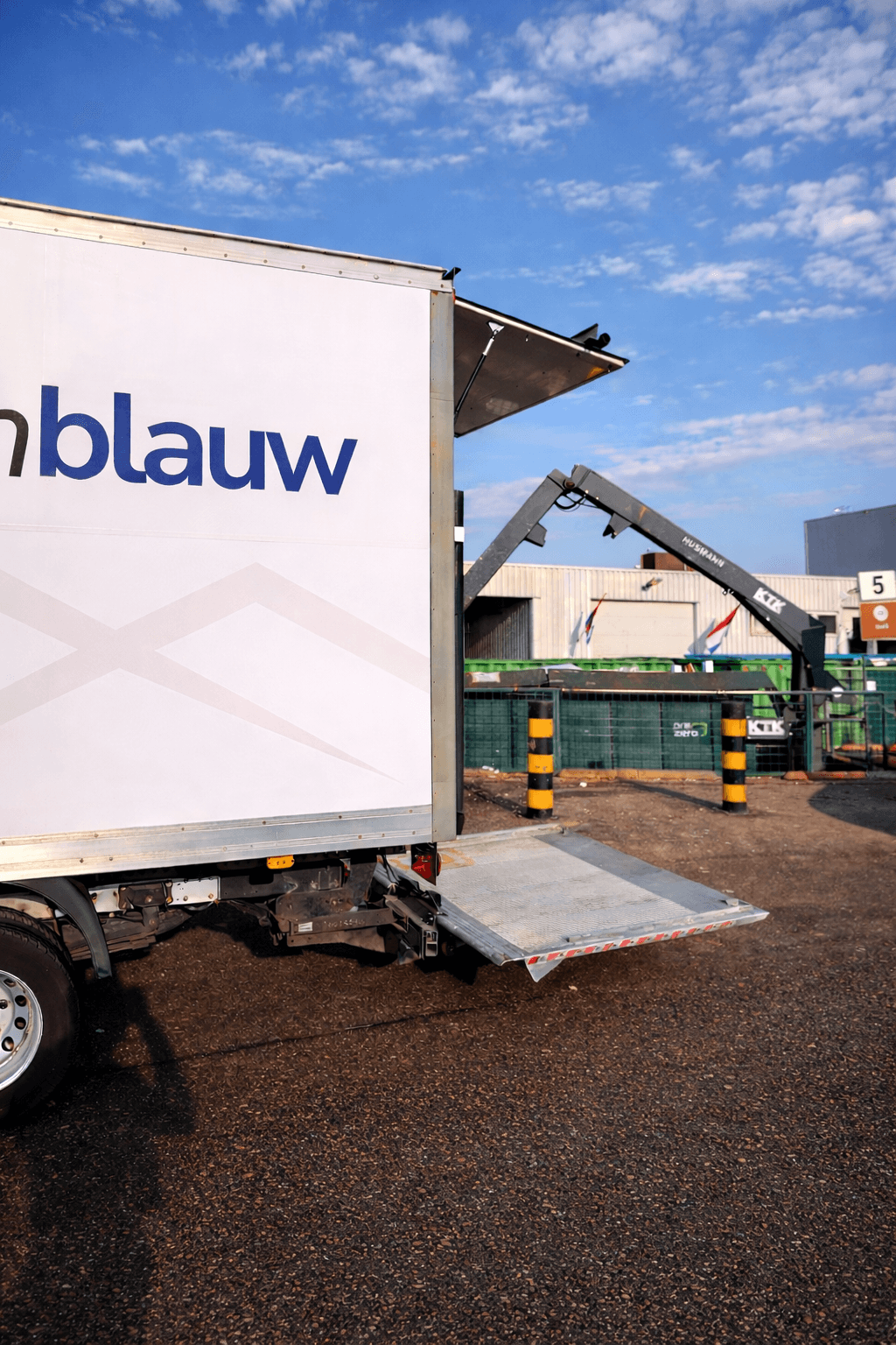 Een ontspannen moment tijdens een verhuizing, waarbij een gezin samen dozen inpakt in een lichte woonruimte.