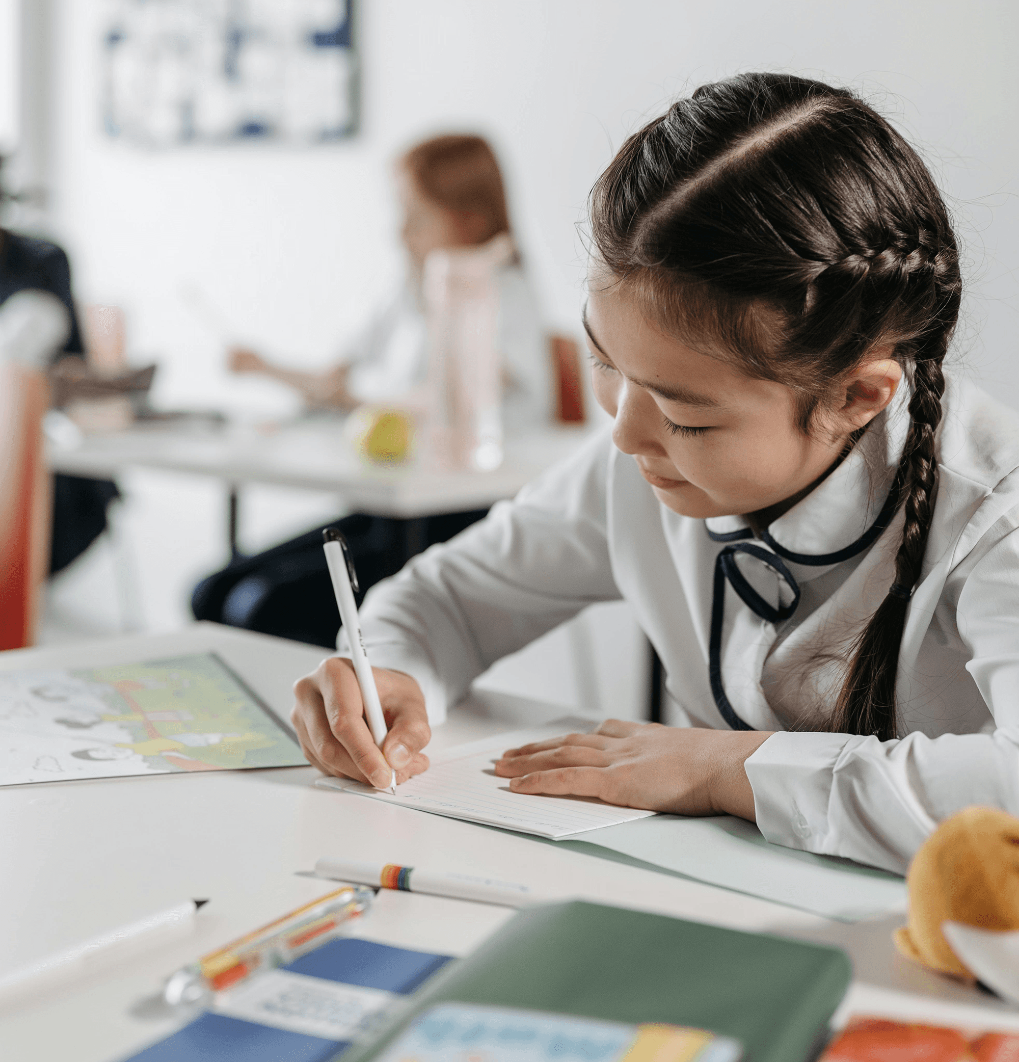 勉強する子どもの写真。