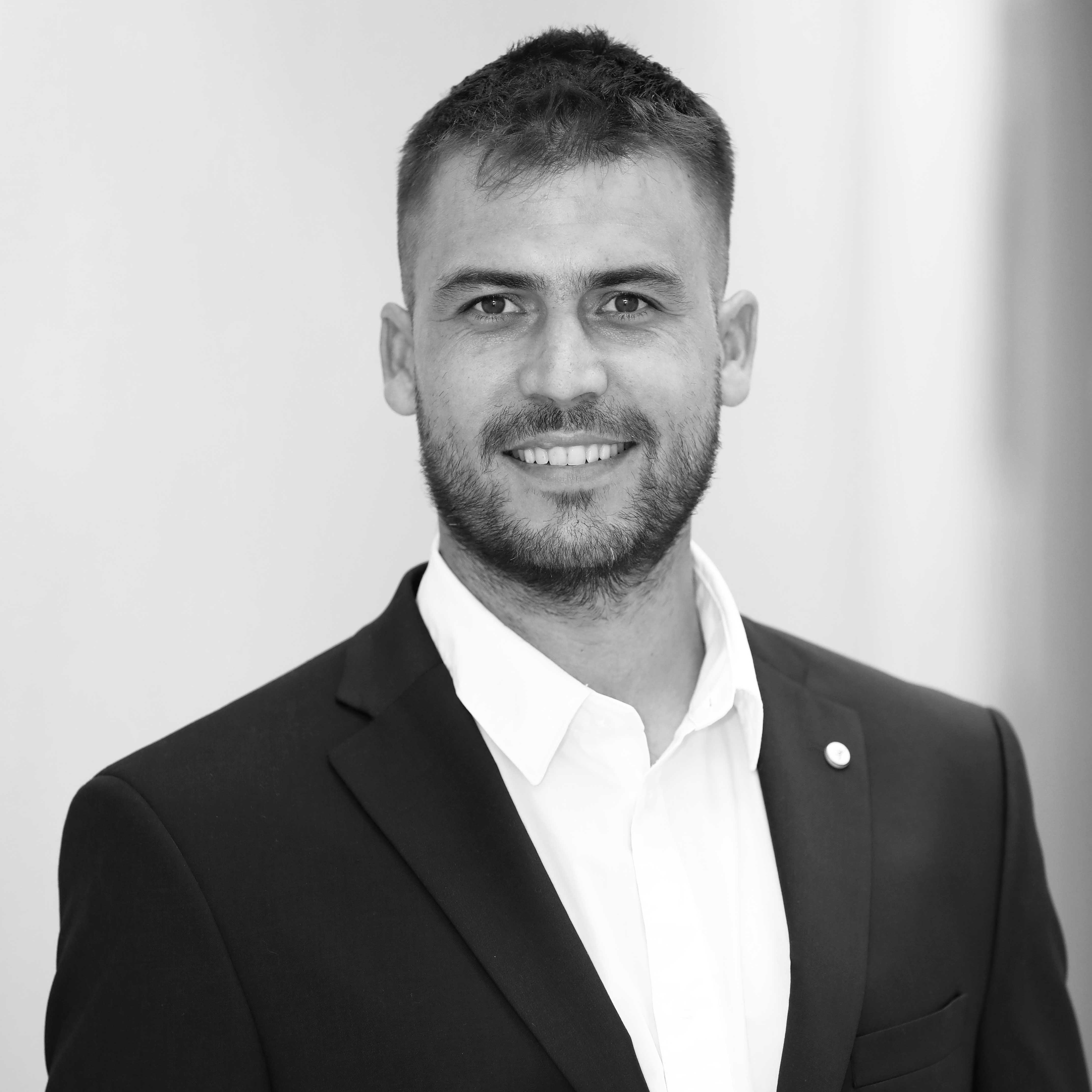 Fotografie portret cu dr. Szamódy Tamás, medic dentist chirurg dento-alveolar și proprietar de cabinet.