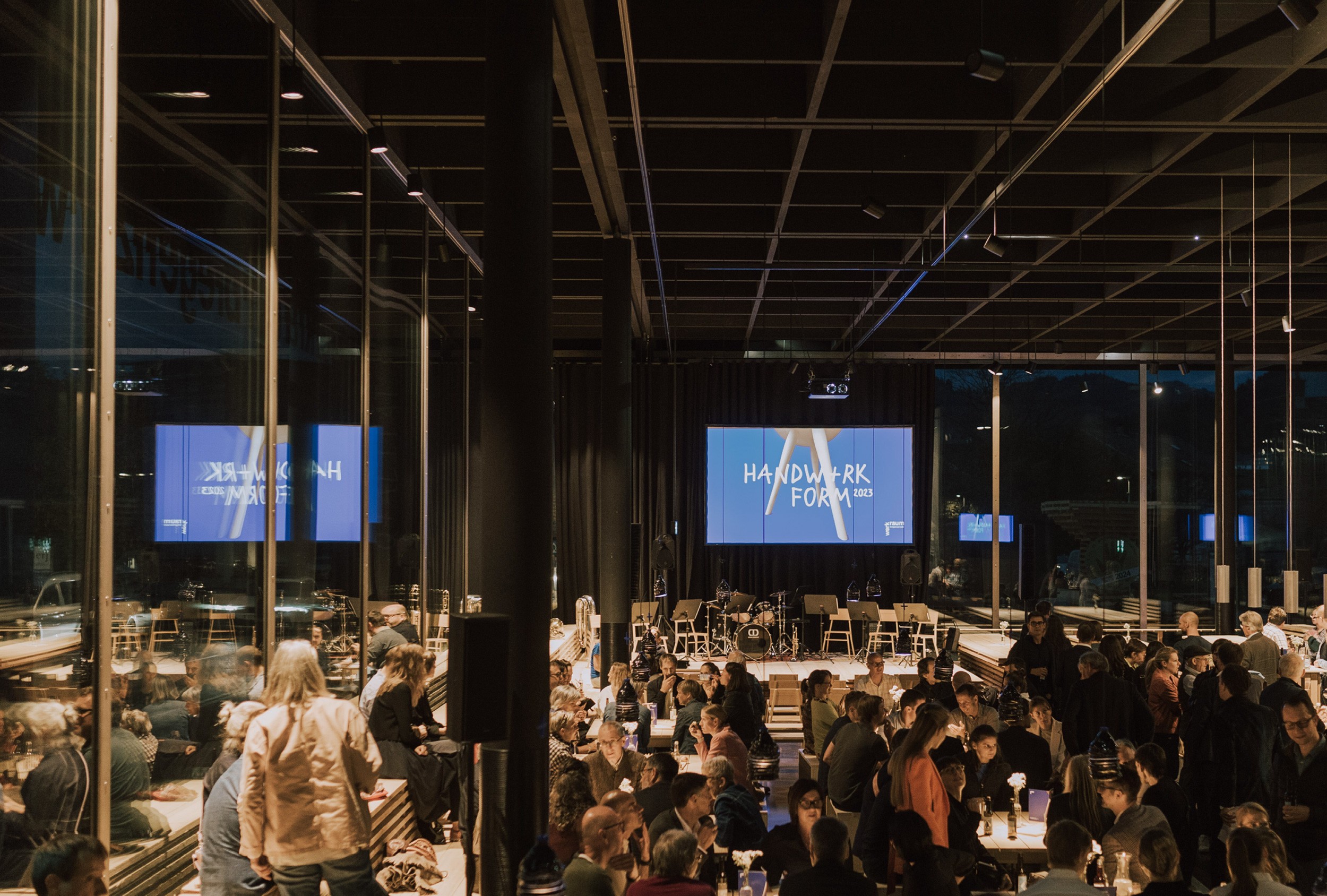 Innenansicht der Preisverleihung mit klarer und ansprechender Beschriftung für die Veranstaltung Handwerk+Form 2023.