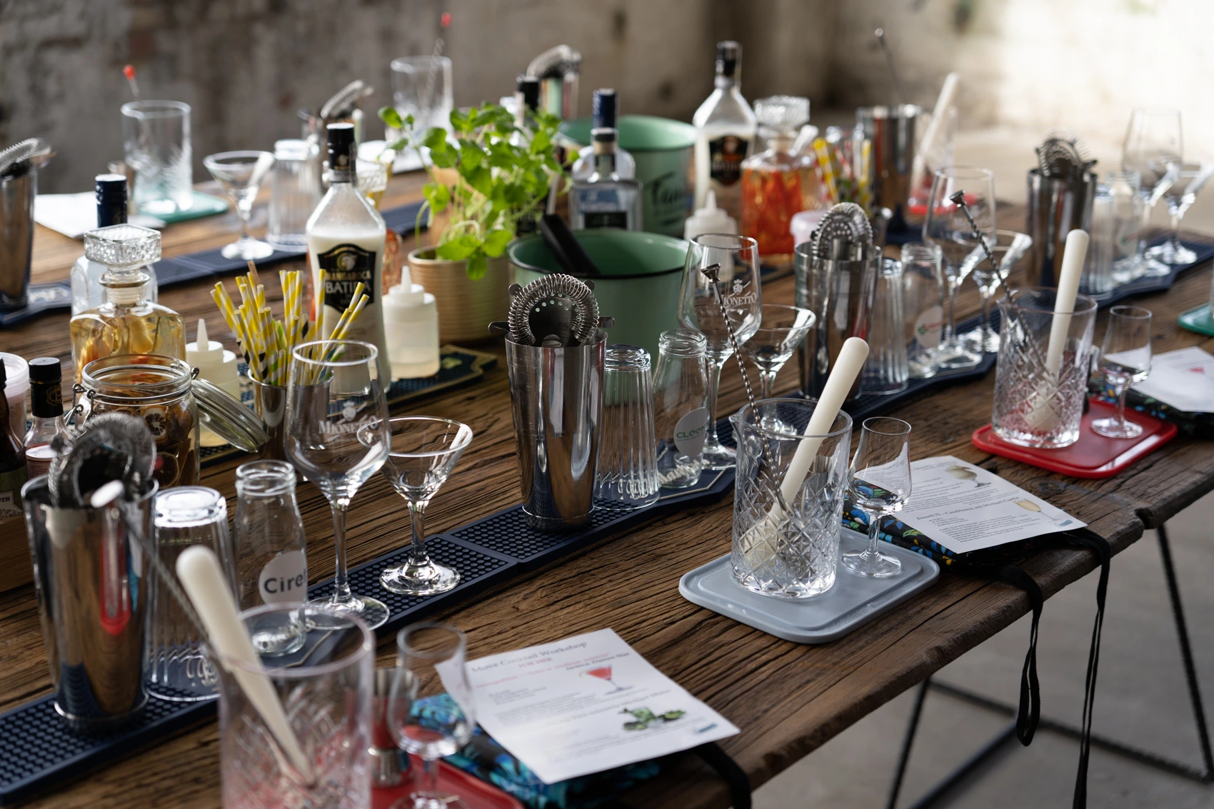 Nowoczesne atrakcje weselne – barman na mobilnym barze.