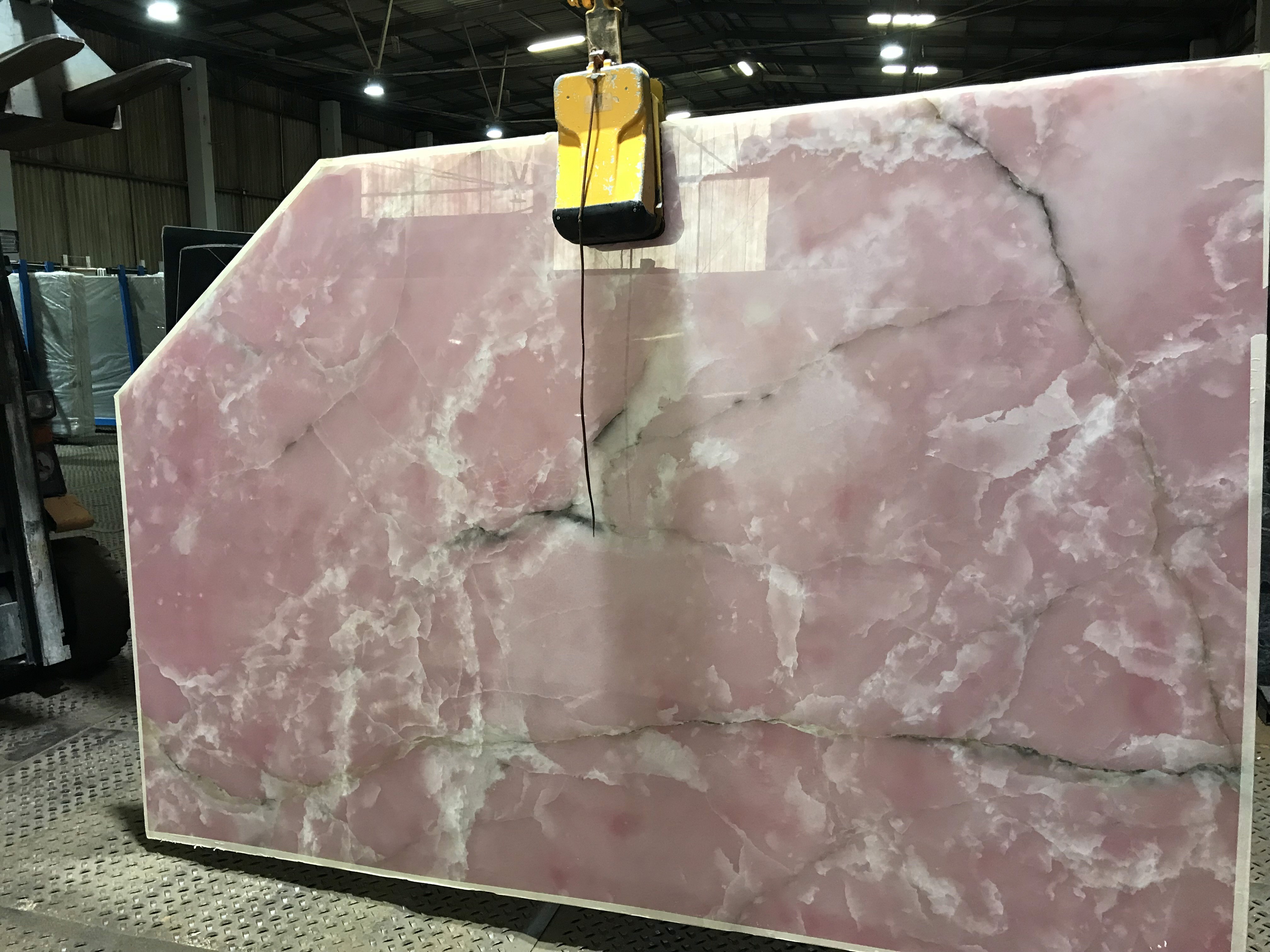 Seltener Classic Pink Onyx als Empfangstischplatte für hochwertiges Event Design