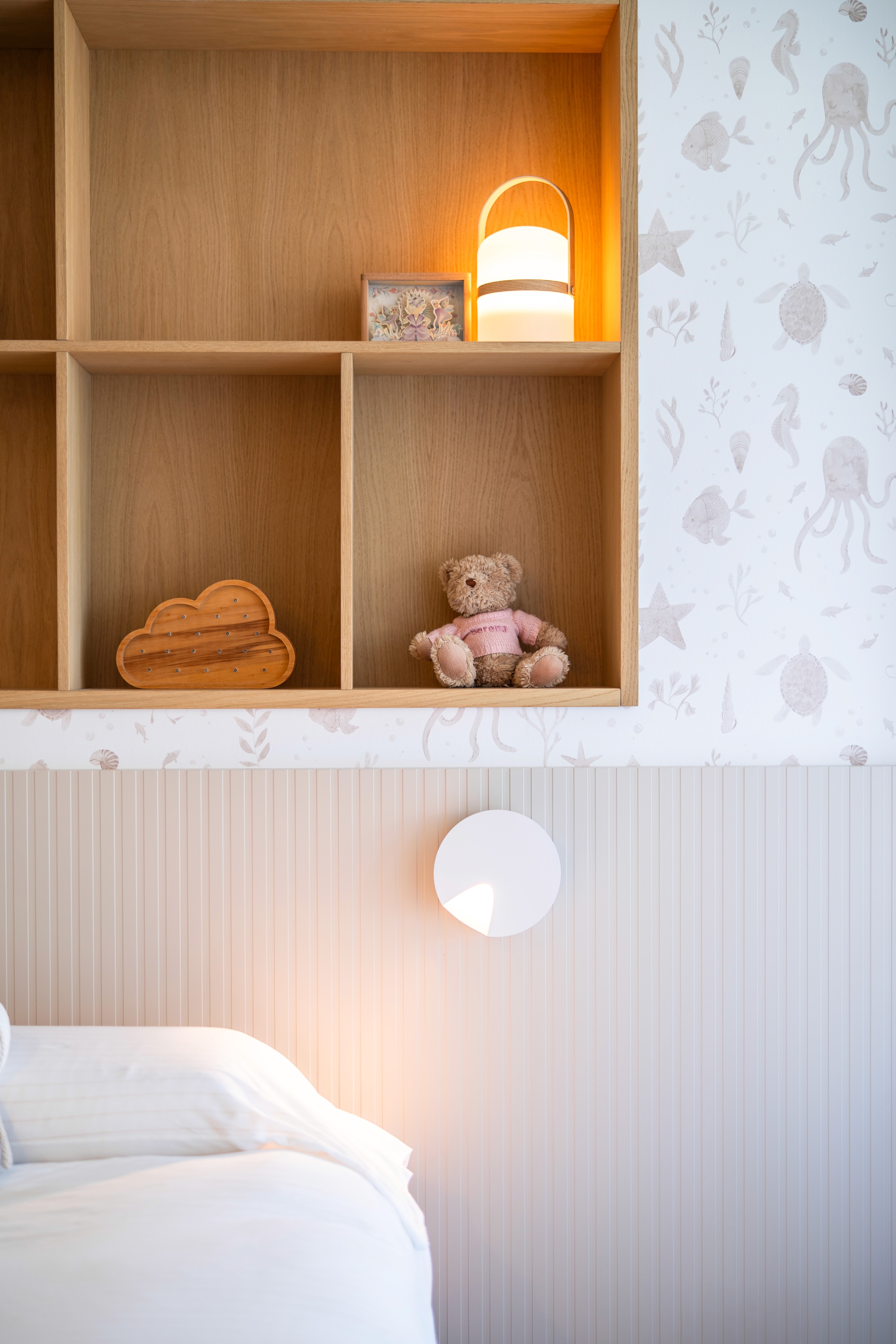 Detalle cabezero habitación infantil con tonalidades rosas