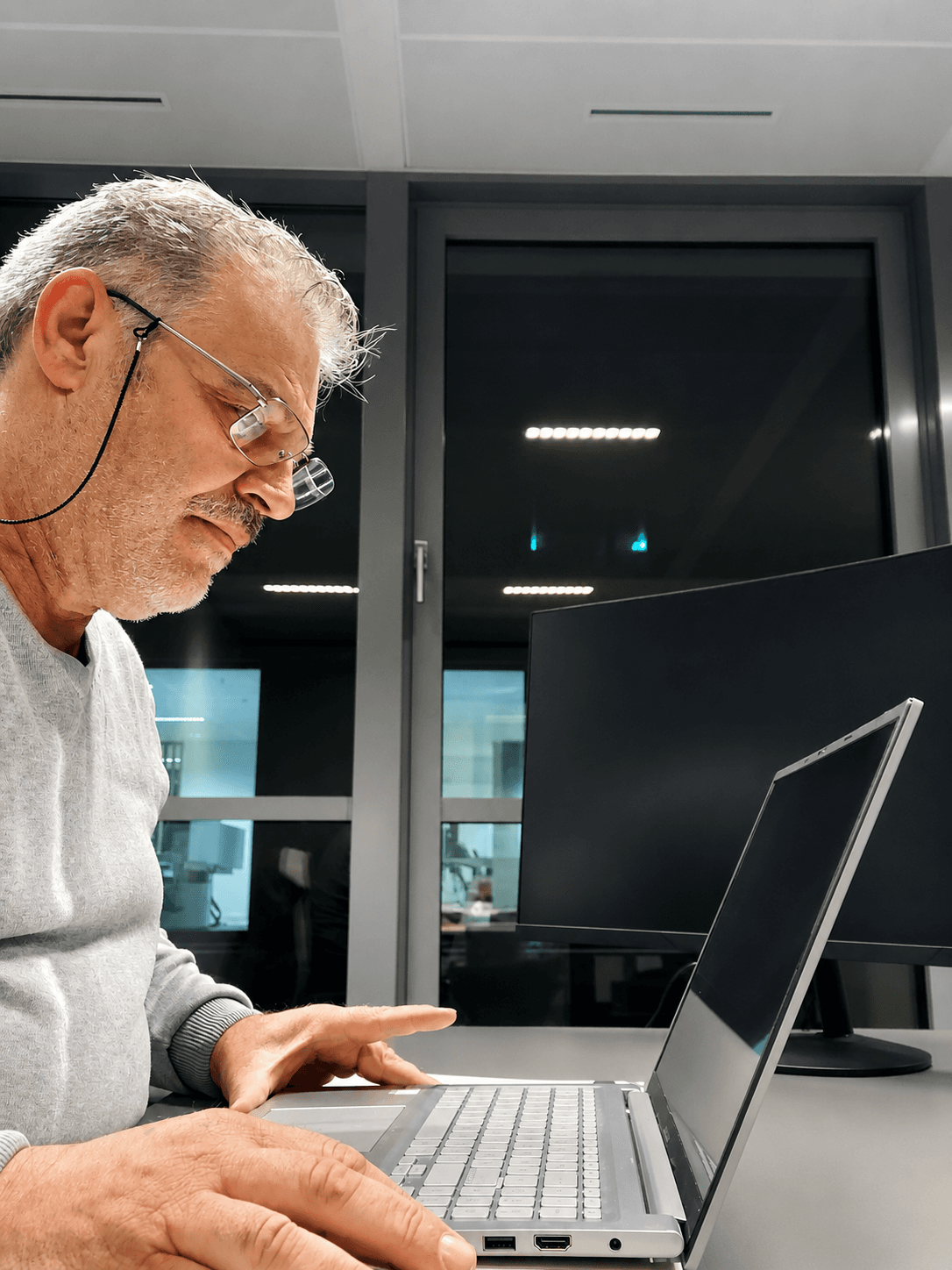 Rui Barradas travaillant sur un ordinateur portable