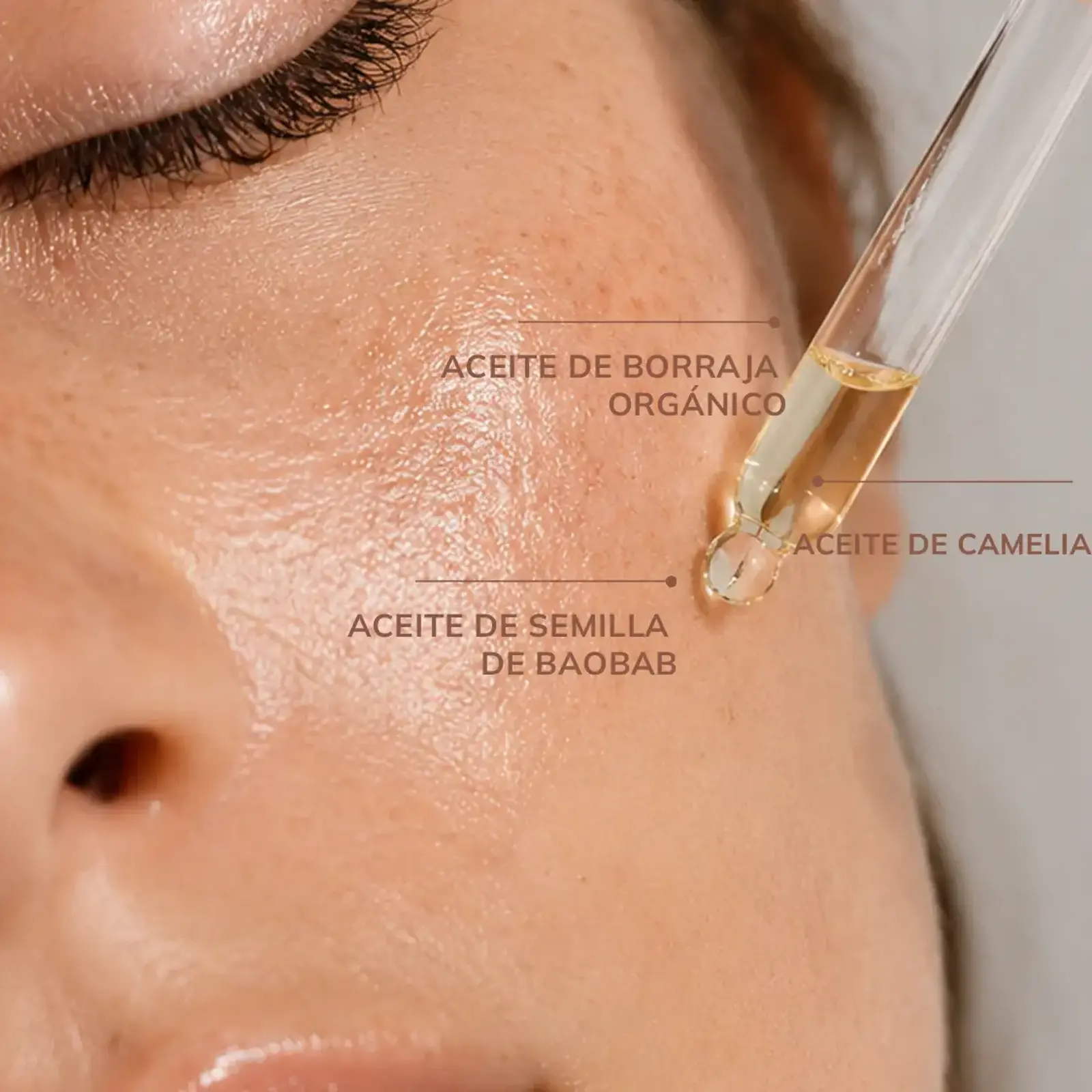 Aceite de borraja orgánico aplicado sobre la piel