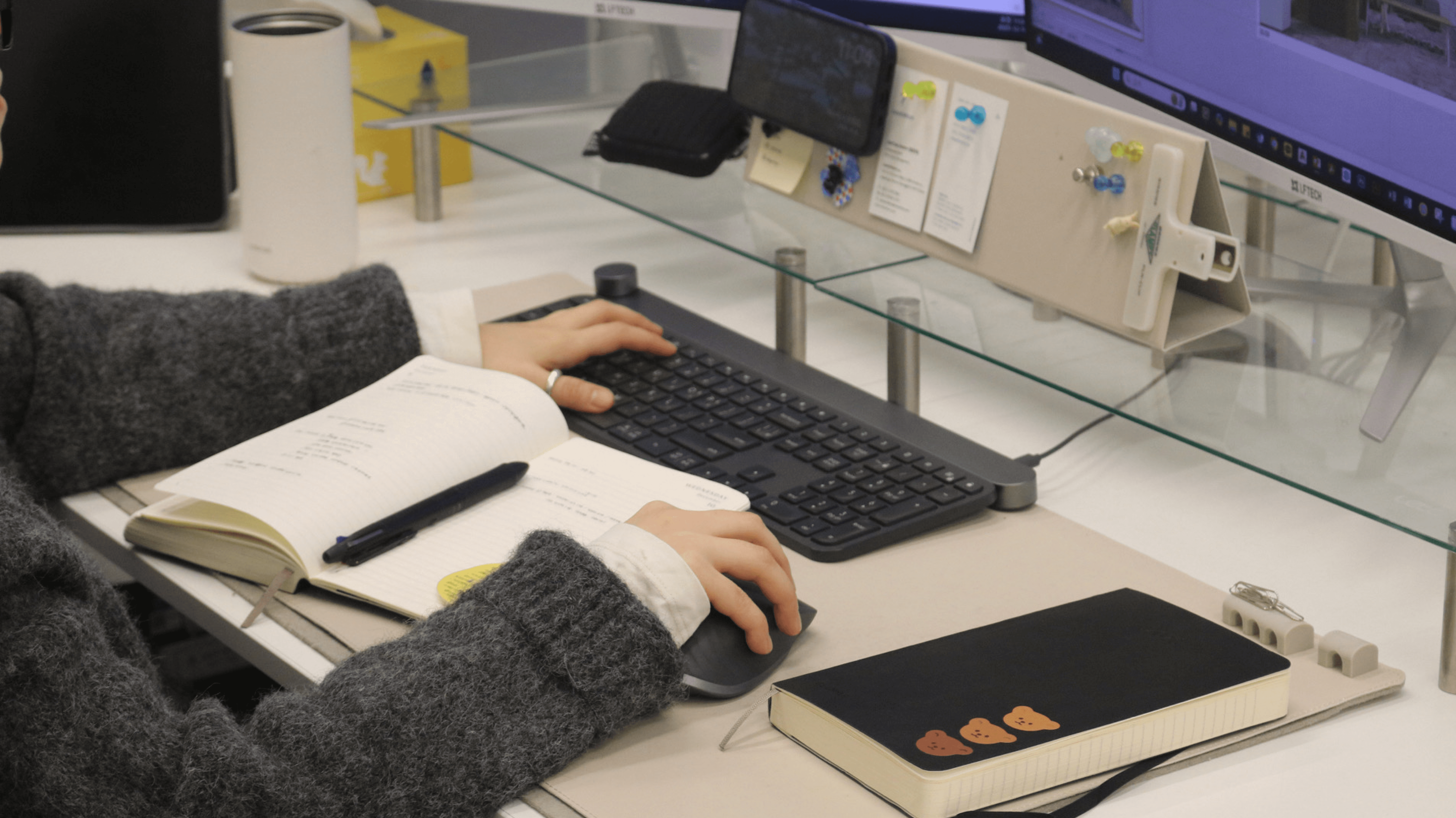 업무를 보고 있는 '스베' 팀원의 모습