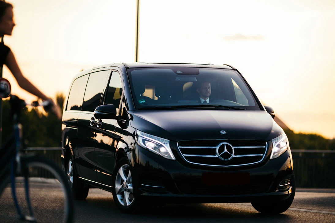 Schwarze Mercedes-Benz V-Klasse mit Chauffeur im Frankfurter Stadtverkehr — Limousine & Shuttle Service Frankfurt