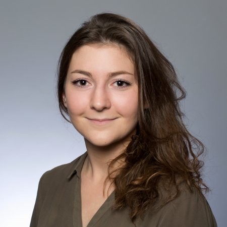 Donna sorridente con capelli castani