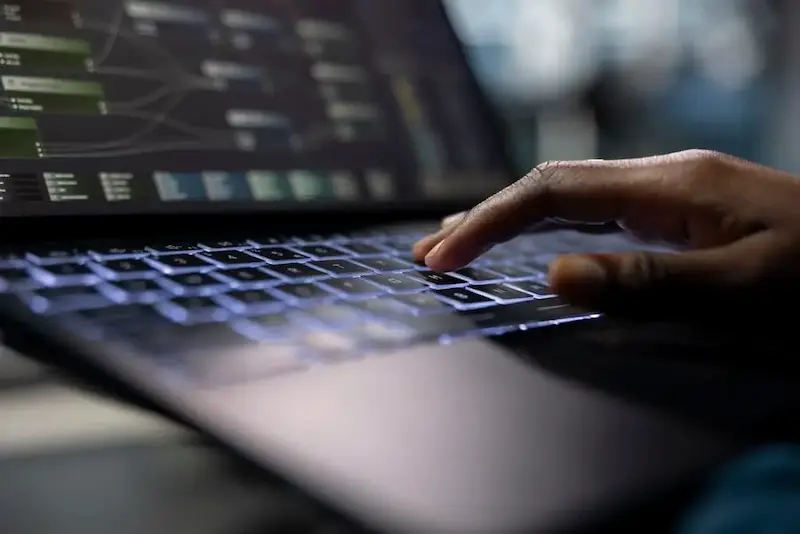 Immagine simbolica che rappresenta la difficoltà di aggiornare un sito web