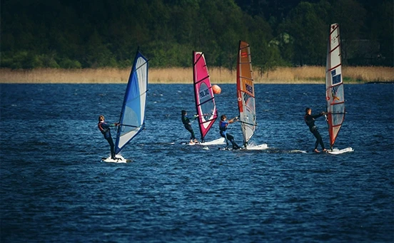 Groupe loue des planches à voile sur Jam