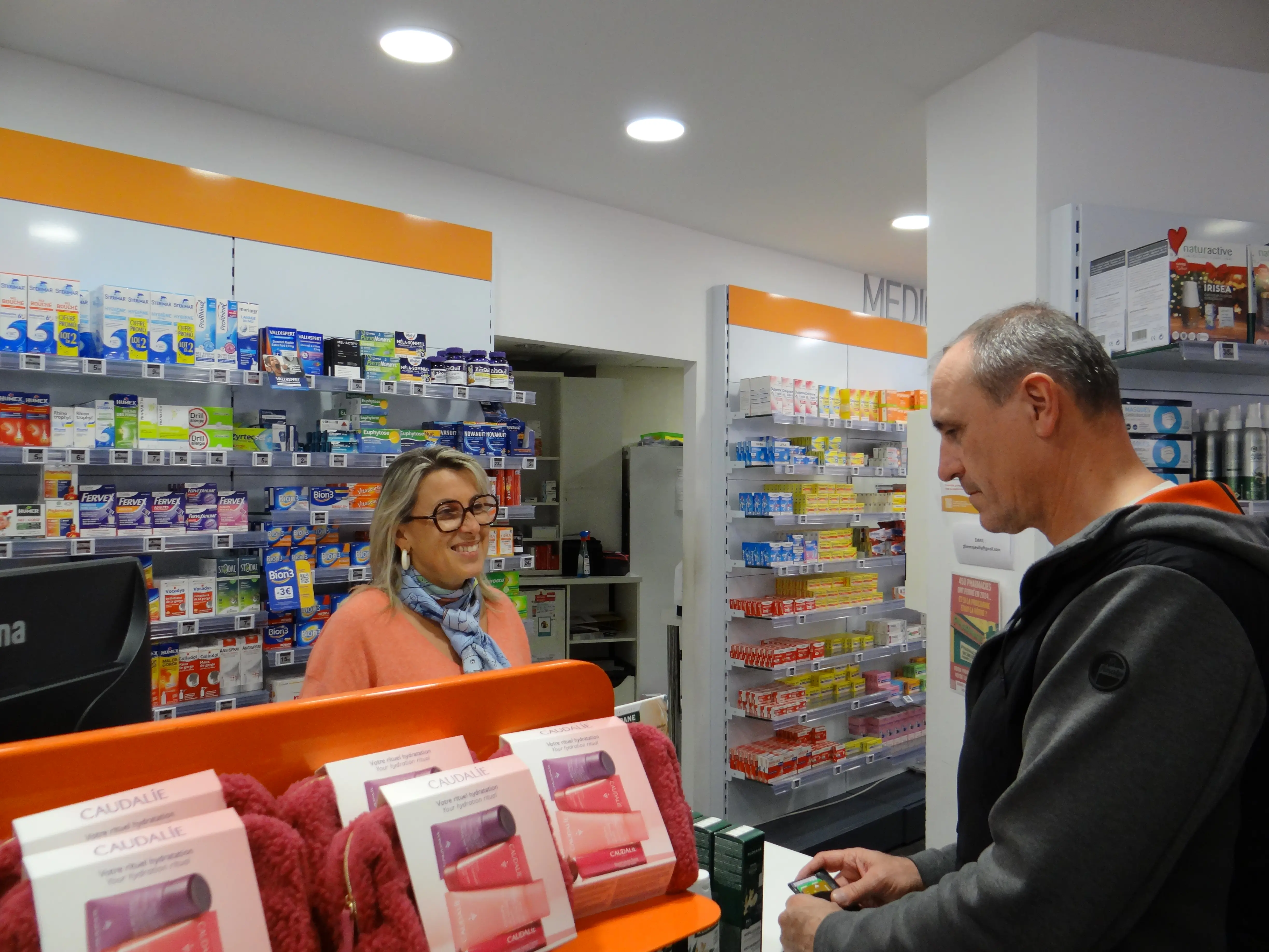 Entretine pharmaceutique en comptoir de pharmacie à Ecquevilly
