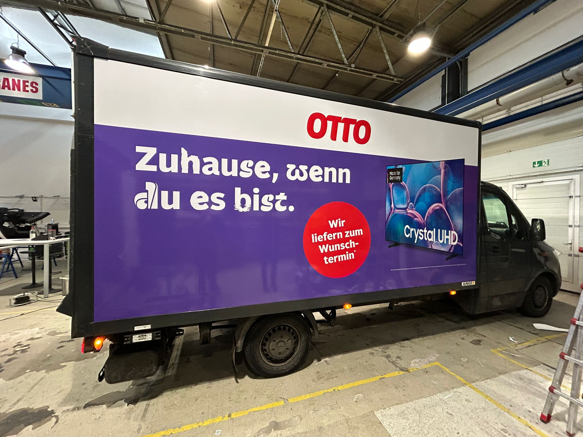 Schwarzer SUV mit dunkler Scheibentönung als Sichtschutz an den hinteren Fenstern und der Heckscheibe