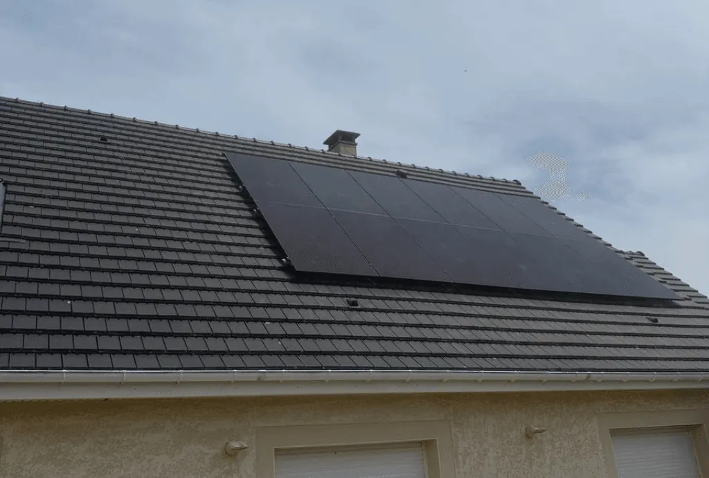 Photo de la toiture d'une maison à Beauval-en-Caux en Seine Maritime équipée de panneaux photovoltaïques dont l'installation a été faite par Solarock.